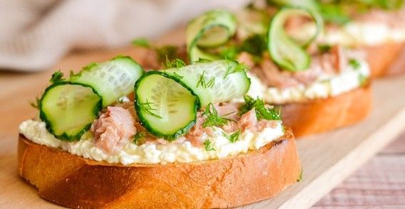 Ленивая кухня: брускетта с тунцом